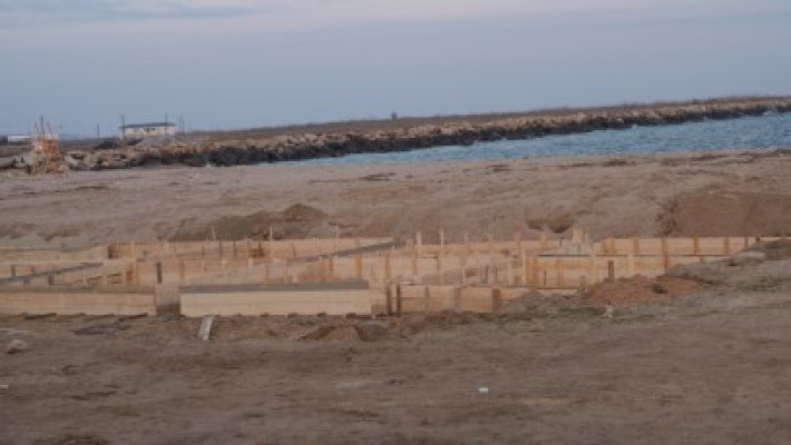Tatăl viceprimarului din Limanu, amendat de Agenţia de Mediu pentru crâşma pe care o construieşte pe plajă